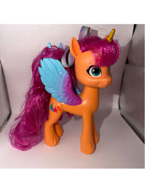 EUC Hasbro 2021 My Little Pony G5 Sunny Starscout Alicorn 6” Pink Hair Gold Horn